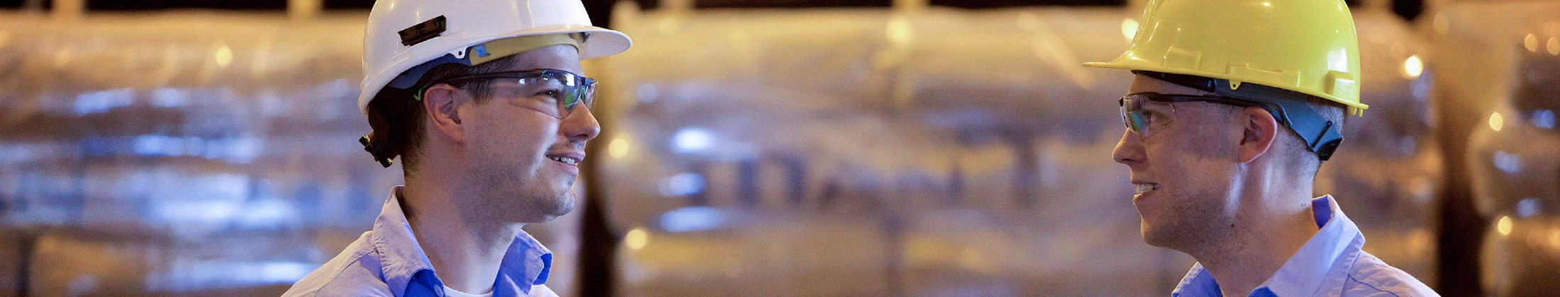 Σταδιοδρομία στον Όμιλο ΤΙΤΑΝ: Εργαζόμενοι του Τιτάνα με προστατευτικό εξοπλισμό