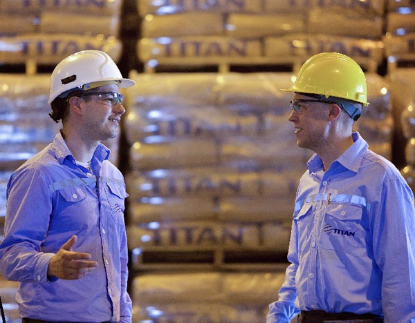 Σταδιοδρομία στον Όμιλο ΤΙΤΑΝ: Εργαζόμενοι του Τιτάνα με προστατευτικό εξοπλισμό